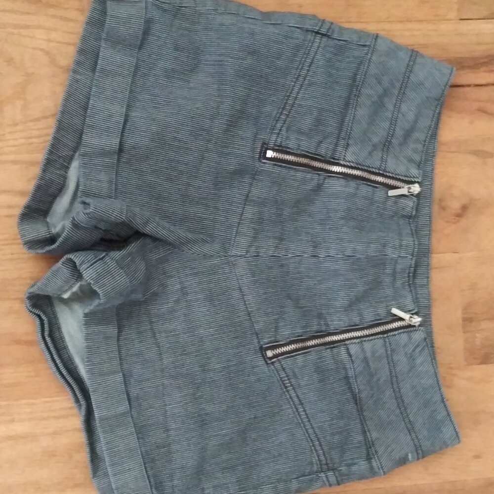 Size 29 pin-striped bebe short